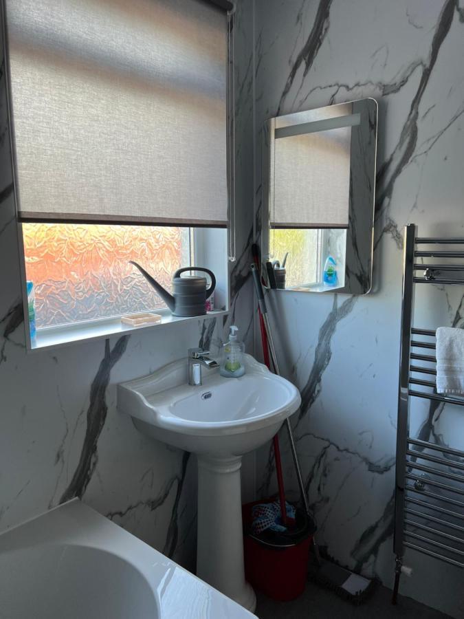 4 Bed Bungalow Near Airport Edinburg Exteriör bild